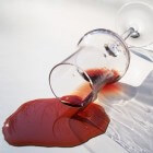 Rode wijnvlekken verwijderen op diverse manieren