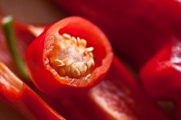 Doorsnede van een rode paprika. Je ziet goed de zaadjes zitten. Die verwijder je! / Bron: Uroburos, Pixabay