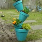 Terracotta potten stapelen voor een leuk effect in de tuin