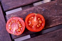 De zaadjes kunnen gewoon uit de tomaat "gelepeld" worden... / Bron: Beatrize, Pixabay