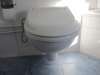 bestaand toilet met opbouwzitting van Geberit