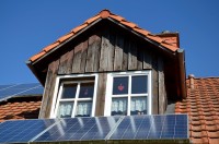 Geen zonnepanelen meer op je dak, je krijgt in plaats daarvan een geheel nieuw dak met glazen dakpannen die 40 jaar meegaan. / Bron: Condesign, Pixabay