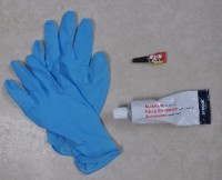 Latex handschoenen, tien-secondenlijm, alles-lijm / Bron: Tmaar.infoteur.nl