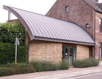Modern zinken dak met regengoot / Bron: KVDP, Wikimedia Commons (Publiek domein)